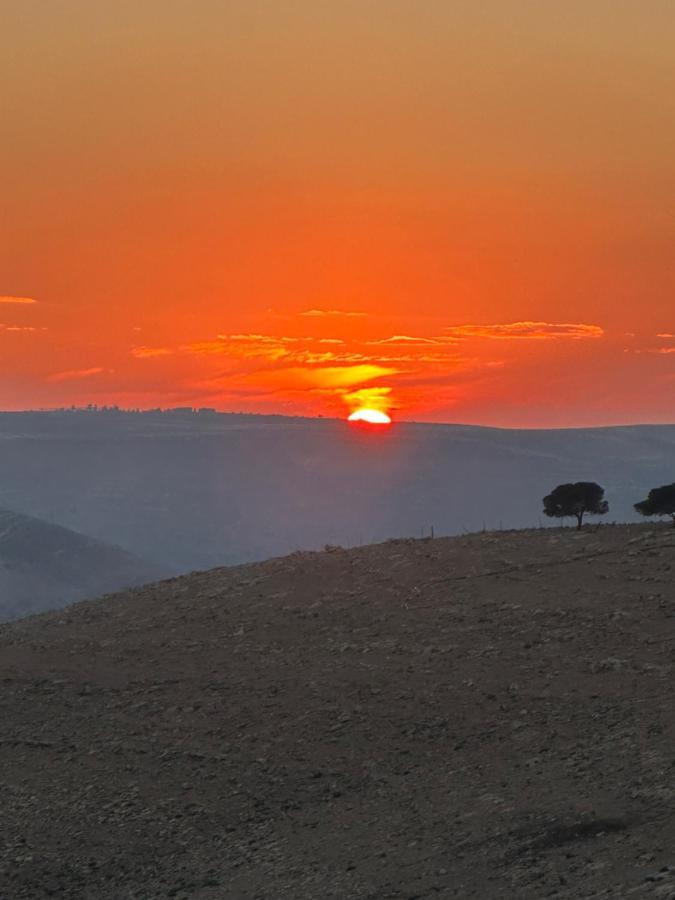 Wadi Al-Wala View Camp Hotel Madaba Bagian luar foto